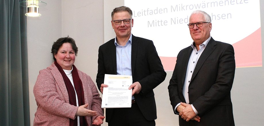 Susanne Grote und Martin Franke  erhalten den Förderbescheid von Othmar von Holtz