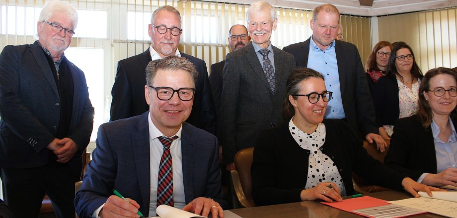 Martin Franke und Anka Dobslaw bei der Vertragsunterzeichnung