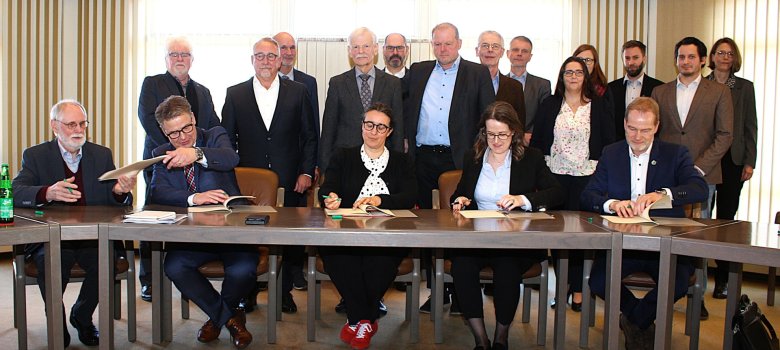 Guppenfoto aller Beteiligten aus Ministerium und den Kommunen Rehburg-Loccum, Niedernwöhren sowie Petershagen