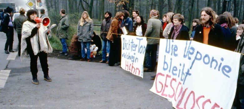 Bürger:innen setzen sich in den 1980iger Jahren für die Schließung der Deponie ein. 