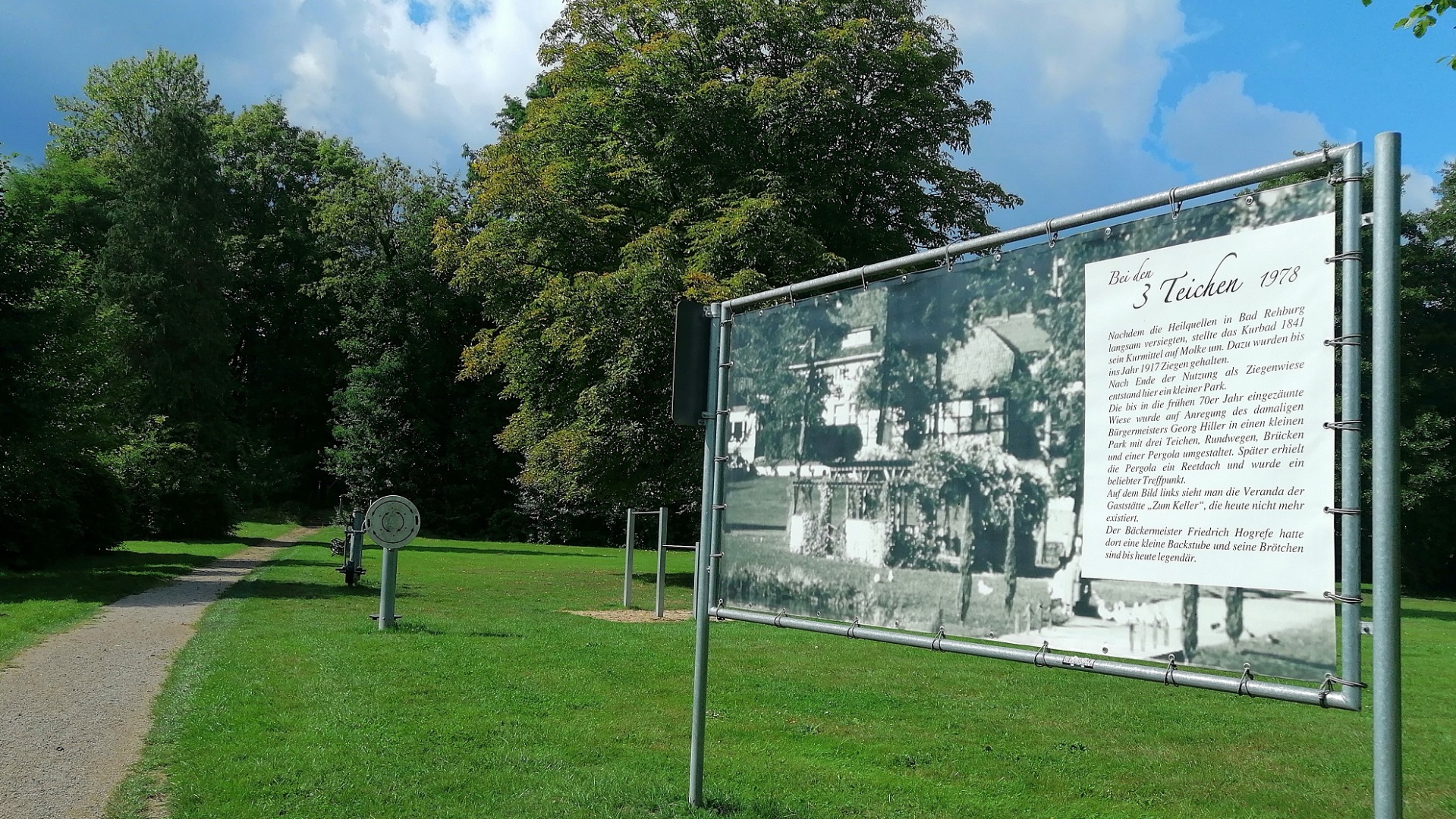 Hinweisschild im Park auf die kommen Umgestaltung 