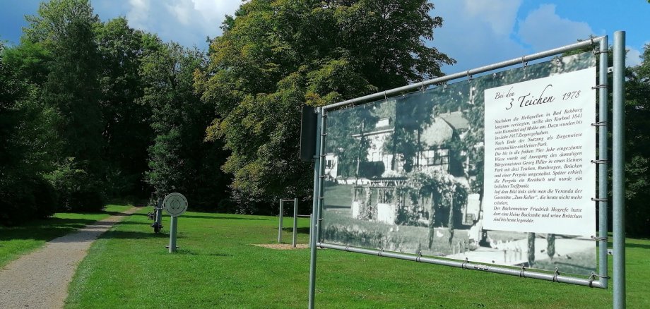 Hinweisschild im Park auf die kommen Umgestaltung