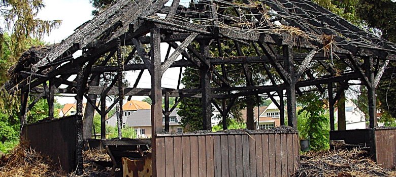 Abgebrannte Schutzhütte im Park