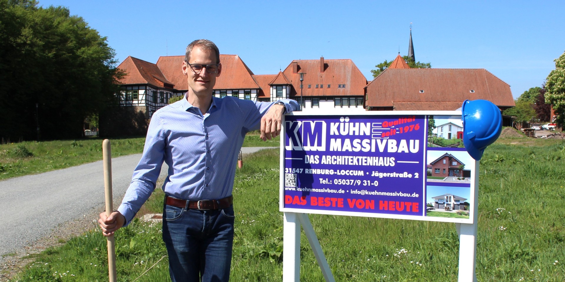 Urbanes Stadtquartier Rehburg: Dennis Kühn vor dem Bauschild