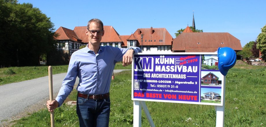 Urbanes Stadtquartier Rehburg: Dennis Kühn vor dem Bauschild