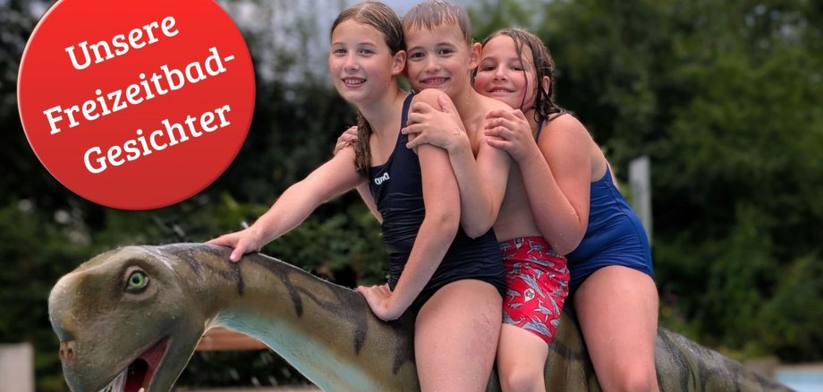 drei Kinder sitzen auf einem Dino im Sprayground