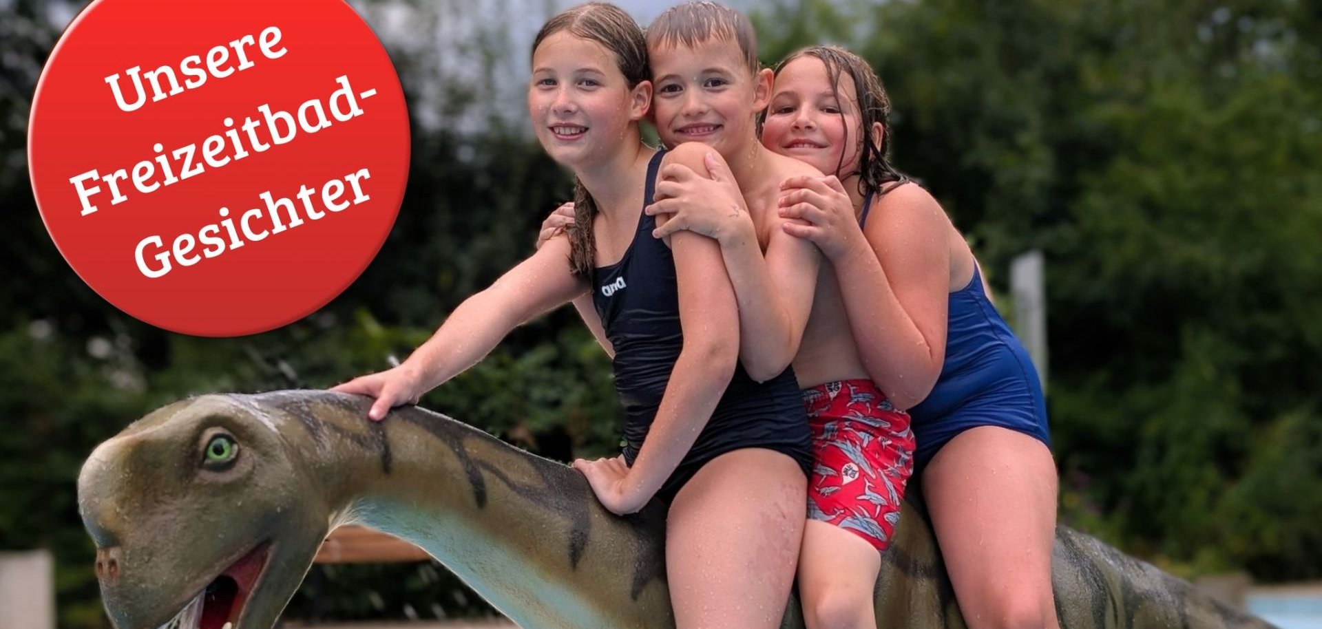 drei Kinder sitzen auf einem Dino im Sprayground