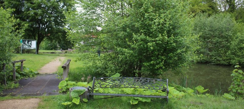 Ein Blick über die Brücke in den Park