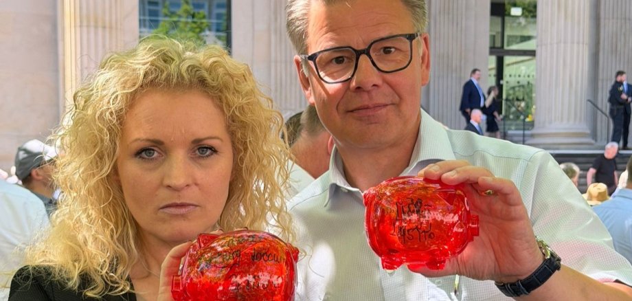 Bürgermeister Martin Franke und Fachbereichsleitung Judy Grothe demonstrieren für eine auskömmliche Finanzausstattung der Kommunen