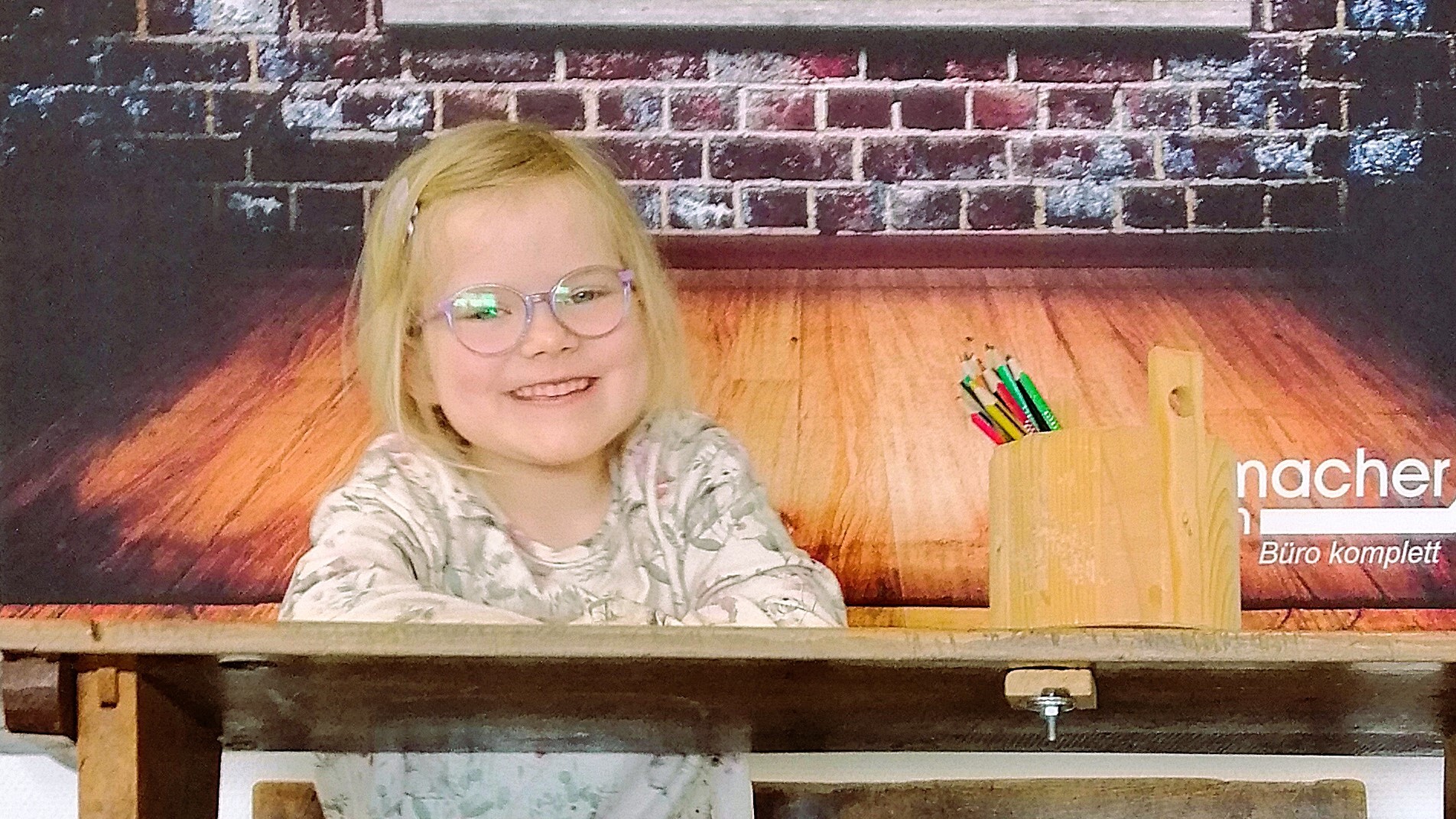 Schulmädchen am Schreibtisch 