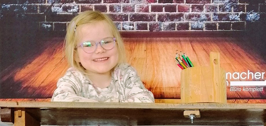 Schulmädchen am Schreibtisch