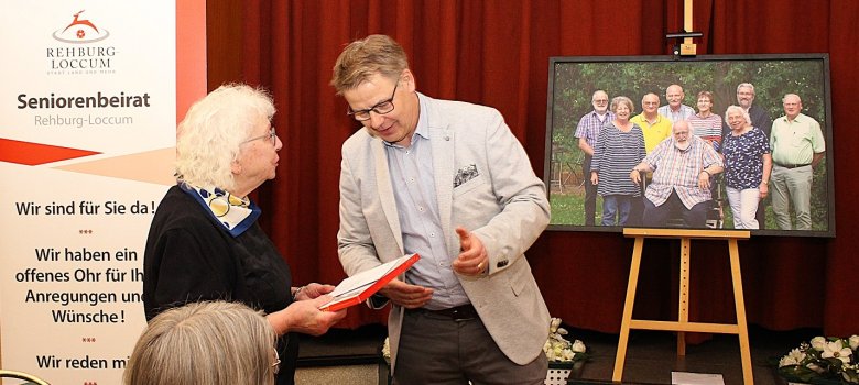 Martin Franke überreicht Gabriele Stolper das Geschenk der Stadt Rehburg-Loccum 