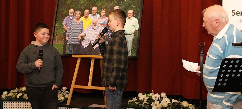 Die Jugendlichen Luca und Ben spielen einen Witz – auf Plattdeutsch