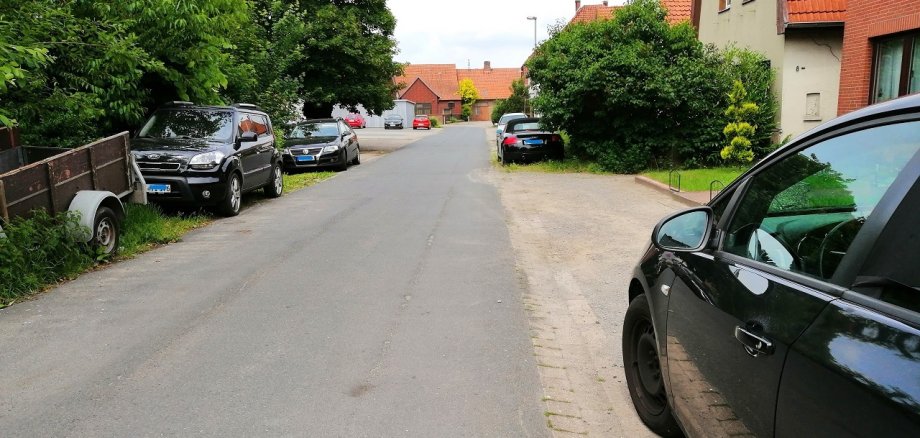 an der Schmiedestraße parken links und rechts Autos im Seitenrand