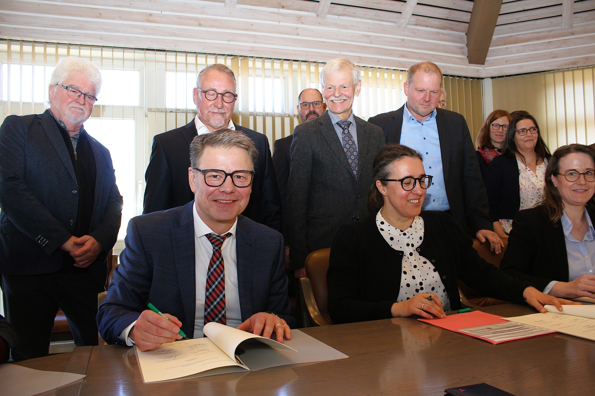 Martin Franke und Anka Dobslaw bei der Vertragsunterzeichnung
