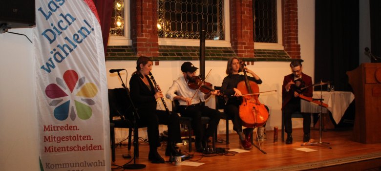 Mit Beachflags wirbt die Stadt für das Ehrenamt  als Kommunalpolitiker:in