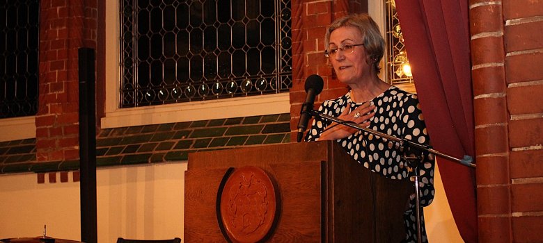 Annette Hilsch hält eine Laudatio