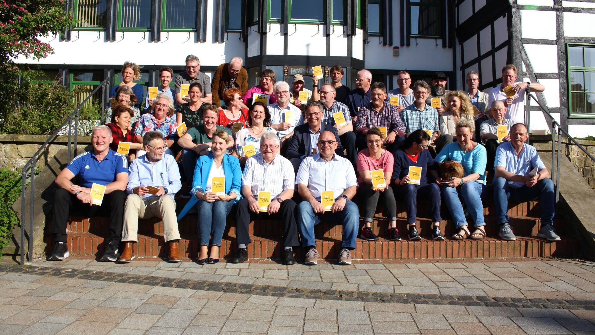 Stadtratsmitglieder auf der Treppe vor dem Rathaus