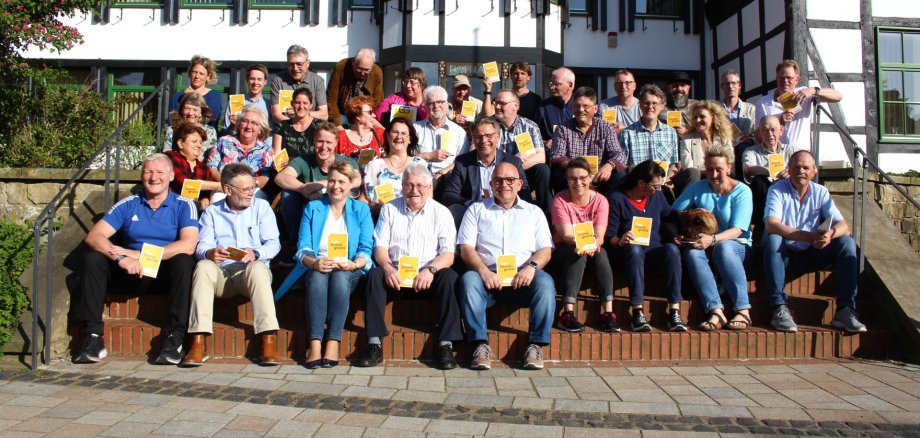Stadtratsmitglieder auf der Treppe vor dem Rathaus