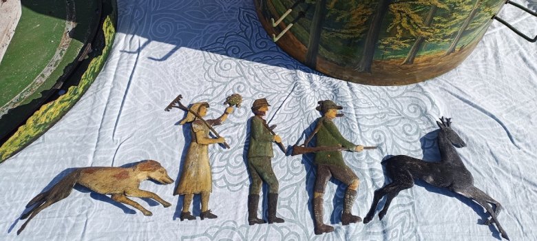 Die Figuren des Spiels:  Jäger und Hund, Bauernpaar und Reh drehen