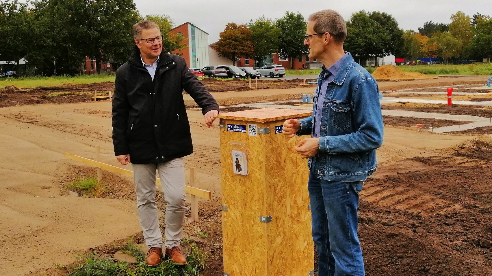 Martin Franke und Dennis Kühn stehen auf dem Gelände des urbanen Stadtquartiers