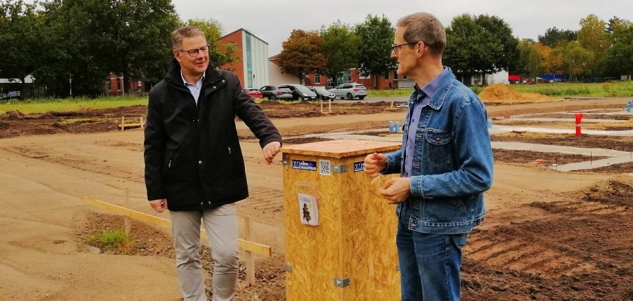 Martin Franke und Dennis Kühn stehen auf dem Gelände des urbanen Stadtquartiers