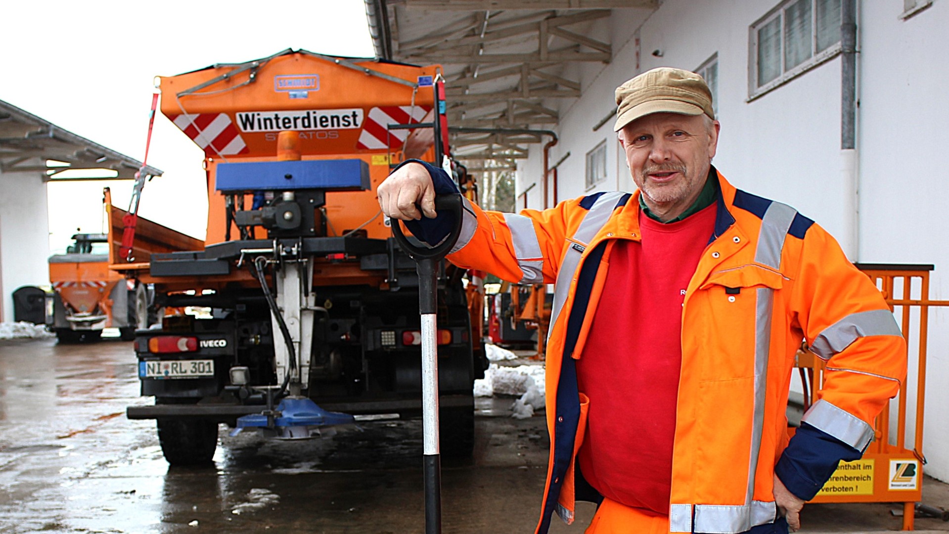 Bauhofleiter Michael Brämer steht neben einem Winterdienstfahrzeug