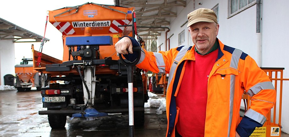 Bauhofleiter Michael Brämer steht neben einem Winterdienstfahrzeug