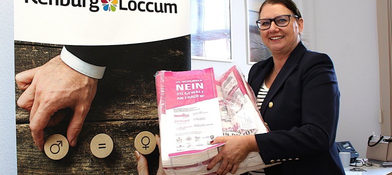 Gleichstellungsbeauftragte Alexandra Schellig zeigt die Brötchentüten mit Aktionslogo