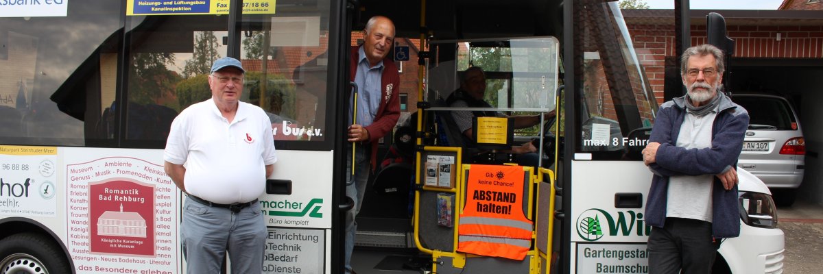 Das Bürgerbus Team vor ihrem Bus