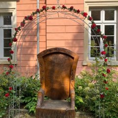 17 Dornröschen mit Märchenthron