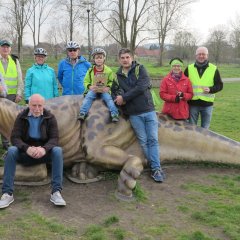 Iguanodon mit Dino-Tour-Radgruppe