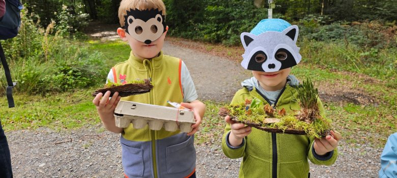 Walderlebnis-Tag Waldschatzsuche als Belohnung gab es Tiermasken und Blumenmurmeln Walderlebnis-Tag Waldschatzsuche als Belohnung gab es Tiermasken und Blumenmurmeln