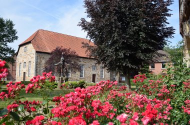 Kirche in Münchehagen mit Blumen im Vordergrund