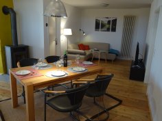 Ferienwohnung Alter Kornspeicher Gedeckter Esstisch und Sofa in der Ferienwohnung Alter Kornspeicher