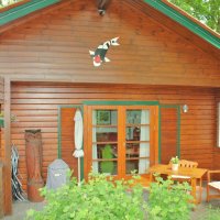 Außenansicht vom Holzhaus mit Veranda Ferienhaus am Koiteich