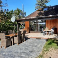 Ferienhaus Max Außenaufnahme mit Terrasse und Korbstühlen