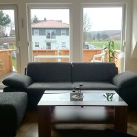 Wonhzimmer der Ferienwohnung Menke mit Blick auf den Balkon 