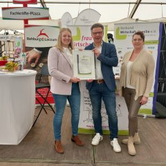 Übergabe der Mitgliedsurkunde im Netzwerk Familie und Wirtschaft an Bürgermeister Franke