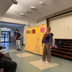 Das Team der Theaterpädagogischen Werkstatt Osnabrück steht auf der Bühne zum Thema Demokratie und Vielfalt