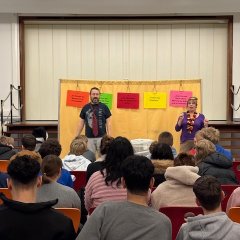 Schüler:innen der OBS Loccum hören der Theaterpädagogischen Werkstatt Osnabrück aufmerksam zu