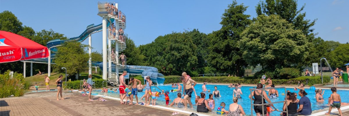 Das Freizeitbad mit Besuchern