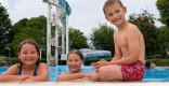 Drei Kinder haben Spaß im Freizeitad Münchehagen