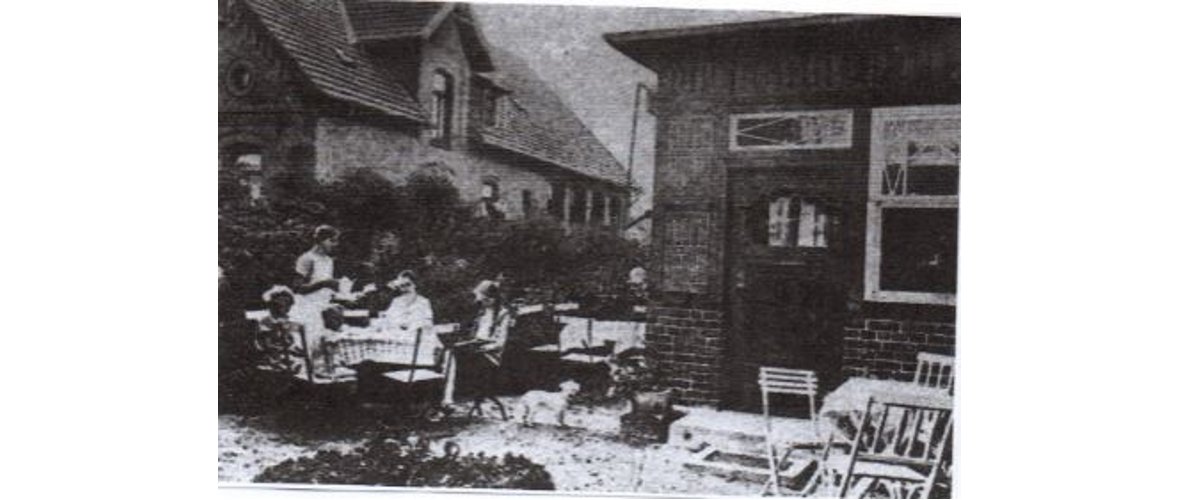 Café Niedlich mit Gästen im Garten Café Niedlich mit Gästen im Garten