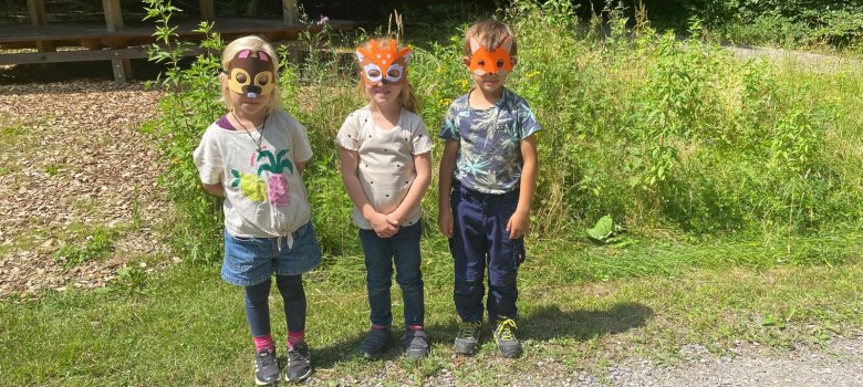 Walderlebnistage auf dem Walderlebnispfad Kinder mit Tiermasken bei den Walderlebnistagen auf dem Walderlebnispfad