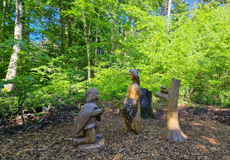 Aschenputtel und der Prinz auf dem Brüder Grimm Märchenweg Aschenputtel und der Prinz auf dem Brüder Grimm Märchenweg