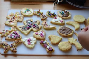 Weihnachtsbäckerei Leckere bunte Weihnachtsplätzchen liegen auf einem Backblech