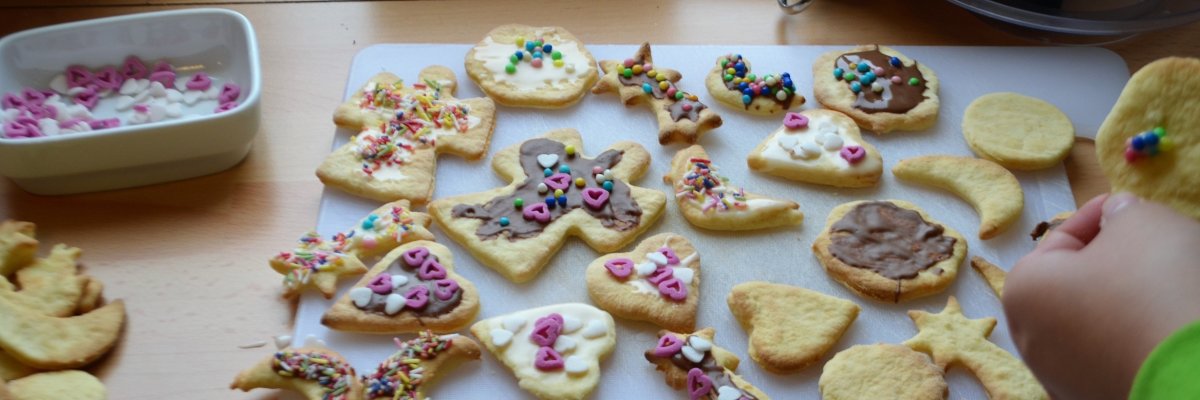 Leckere bunte Weihnachtsplätzchen liegen auf einem Backblech