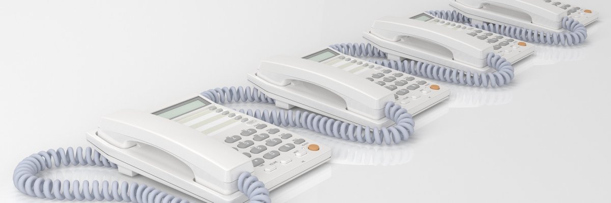 Vier Telefone sind in Reihe aufgestellt