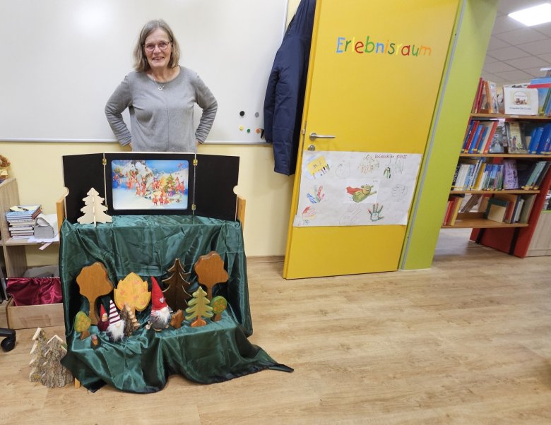 Birgitt Niemeyer erzählte mit dem Kamishibai-Theater von den Weihnachtswichteln und ihrer Wunschmaschine.